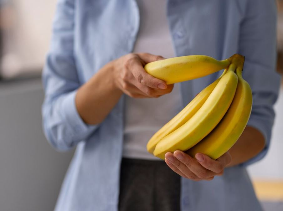 Фото: <a href="https://www.freepik.com/free-photo/front-view-woman-holding-bananas_39352444.htm#query=%D0%B1%D0%B0%D0%BD%D0%B0%D0%BD%D1%8B&position=33&from_view=search&track=ais&uuid=78265991-dcf9-444b-87d4-6c9d436c32a0">Freepik</a>
