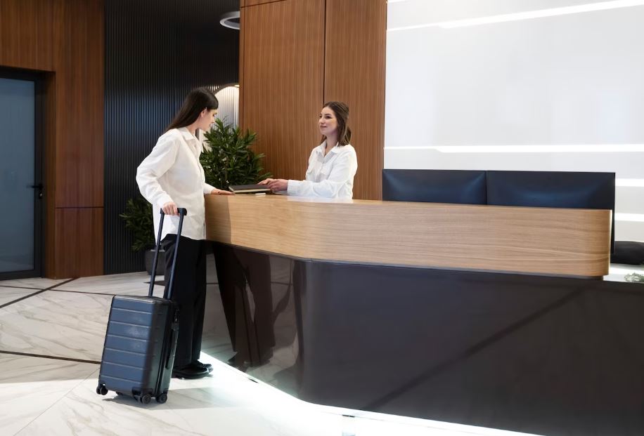 Фото: <a href="https://www.freepik.com/free-photo/woman-talking-with-hotel-receptionist-lobby_23443108.htm#query=%D0%BE%D1%82%D0%B5%D0%BB%D1%8C%20%D1%80%D0%B5%D1%81%D0%B5%D0%BF%D1%88%D0%B5%D0%BD&position=0&from_view=search&track=ais&uuid=f113eee5-8927-436f-99c0-e2452d5144c4">Freepik</a>