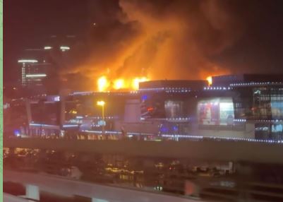 Здание «Крокус сити холла» в огне. Фото: Телеграм-канал Baza