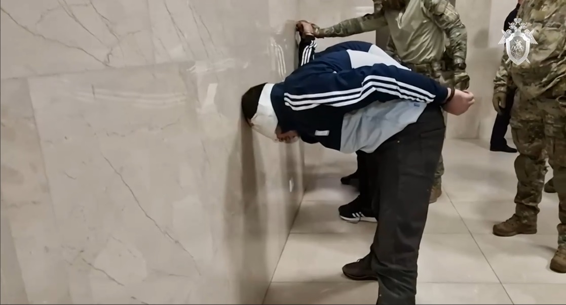 Скриншот видео Арестованные по подозрению в теракте в Крокусе на допросе в СК РФ