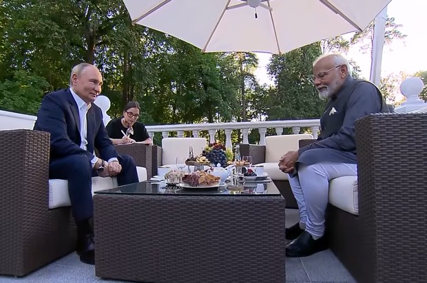 Встреча Владимира Путина и премьер-министра Индии. Стоп-кадр из видео в YouTube Встреча Владимира Путина и премьер-министра Индии