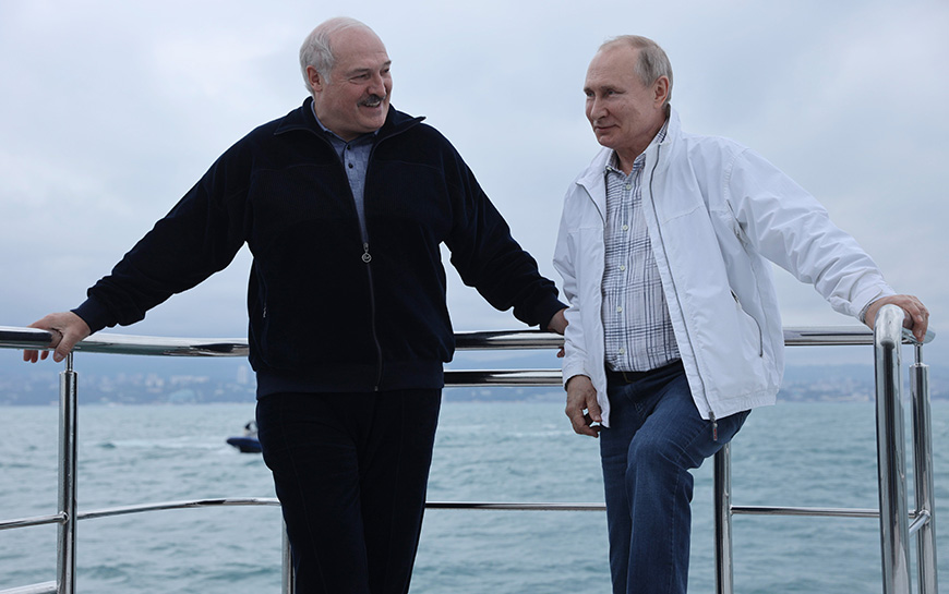 Путин и Лукашенко на морской прогулке в Сочи, 2021 год. Стоп-кадр из видео