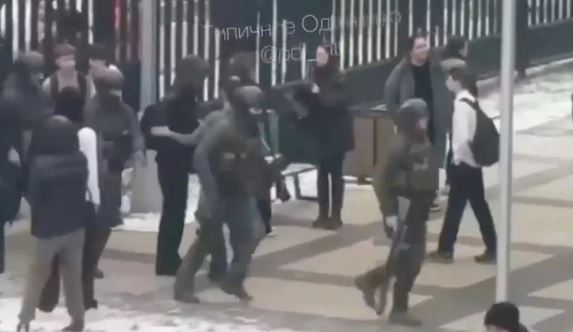 Подросток с ножом совершил нападение на школу в Подмосковье Подросток с ножом совершил нападение на школу в Подмосковье