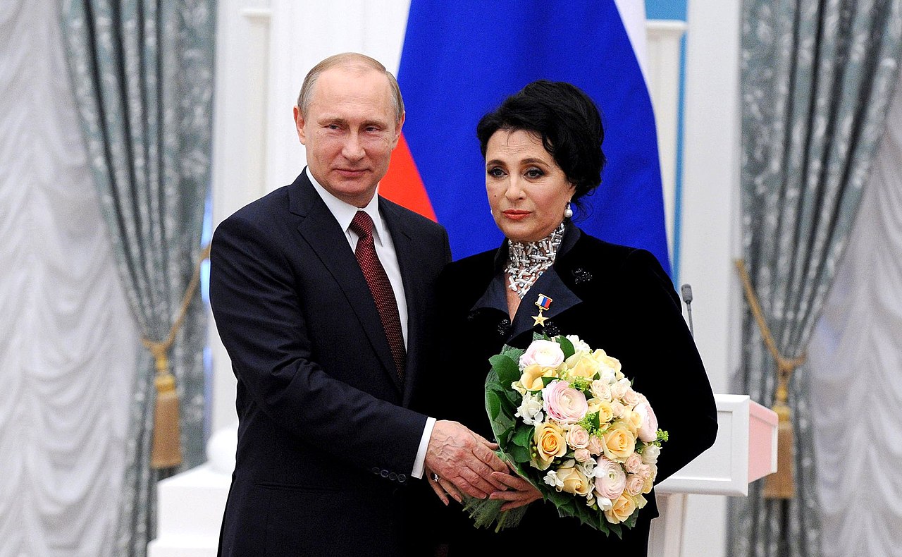 Фото: <a rel="nofollow" class="external text" href="http://www.kremlin.ru">Kremlin.ru</a>, <a href="https://creativecommons.org/licenses/by/4.0" title="Creative Commons Attribution 4.0">CC BY 4.0</a>, <a href="https://commons.wikimedia.org/w/index.php?curid=39902418">Награждение медалью «Герой Труда Российской Федерации», 1 мая 2015 года</a>