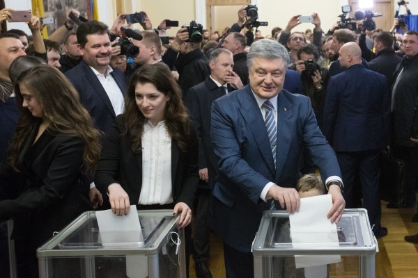 Петр Порошенко с дочерьми на избирательном участке в Киеве © РИА Новости, Стрингер © РИА Новости Стрингер