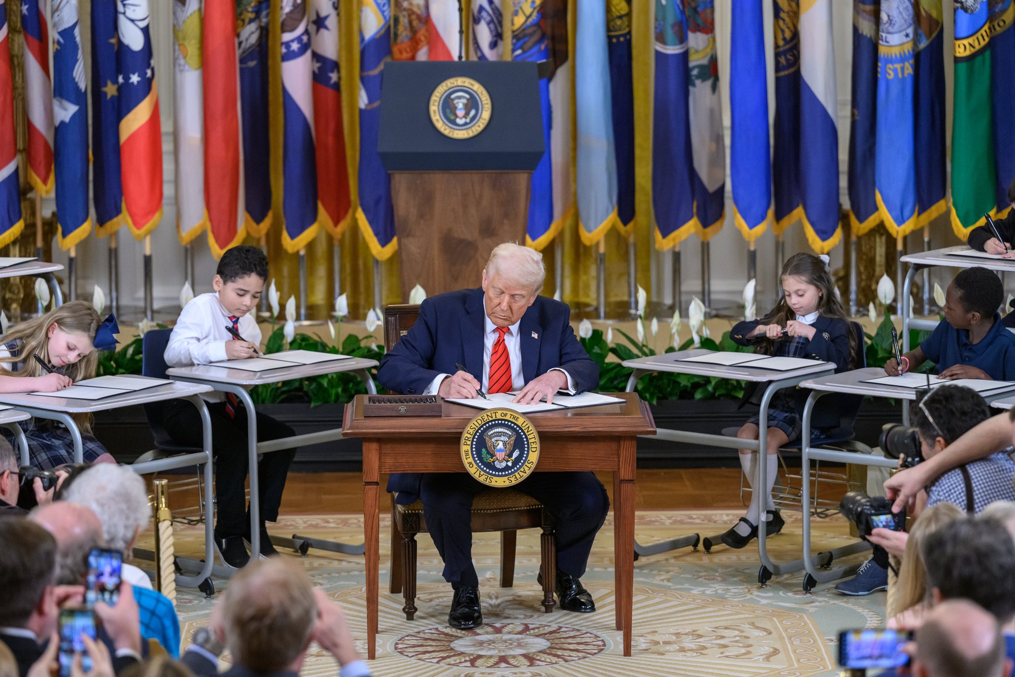 Фото © The White House Дональд Трамп подписывает документ о ликвидации Министерства образования США