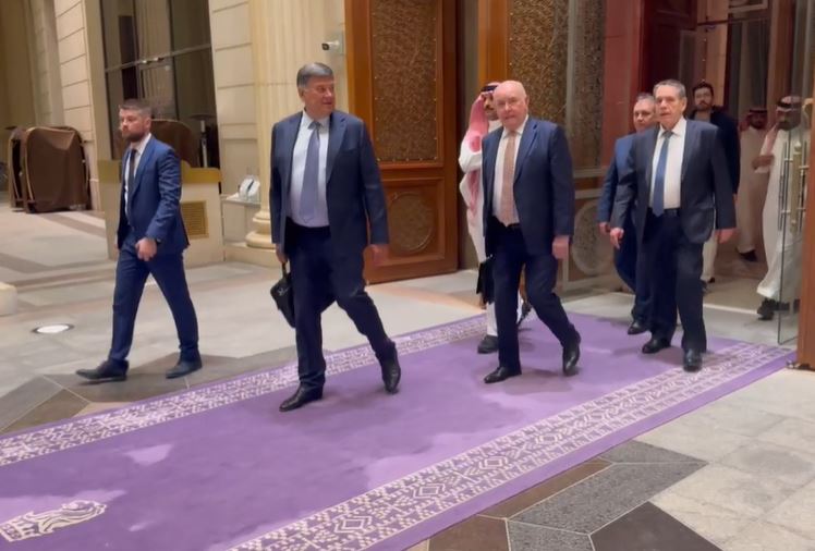 Российская делегация, покидающая место проведения переговоров. Стоп-кадр из видео РБК