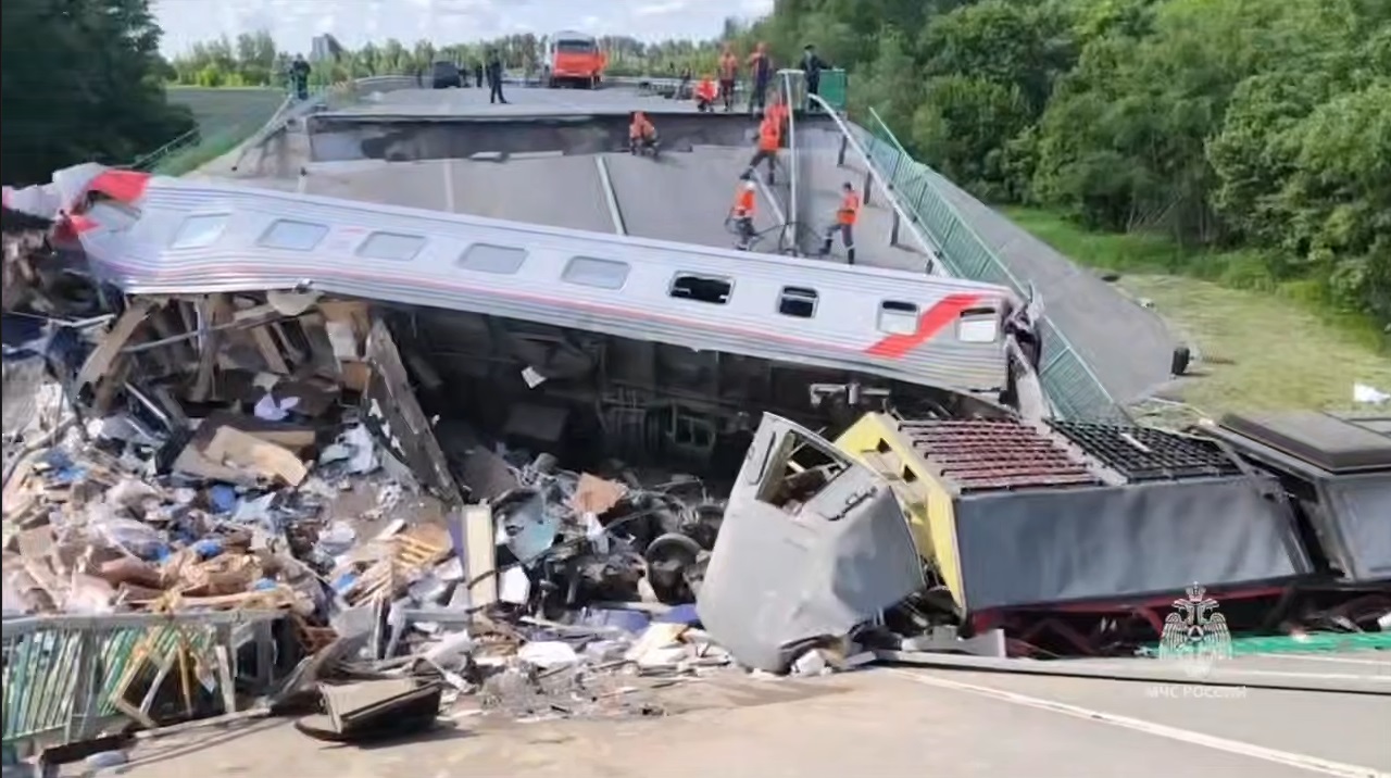 Обрушение моста на пассажирский поезд в Брянской области