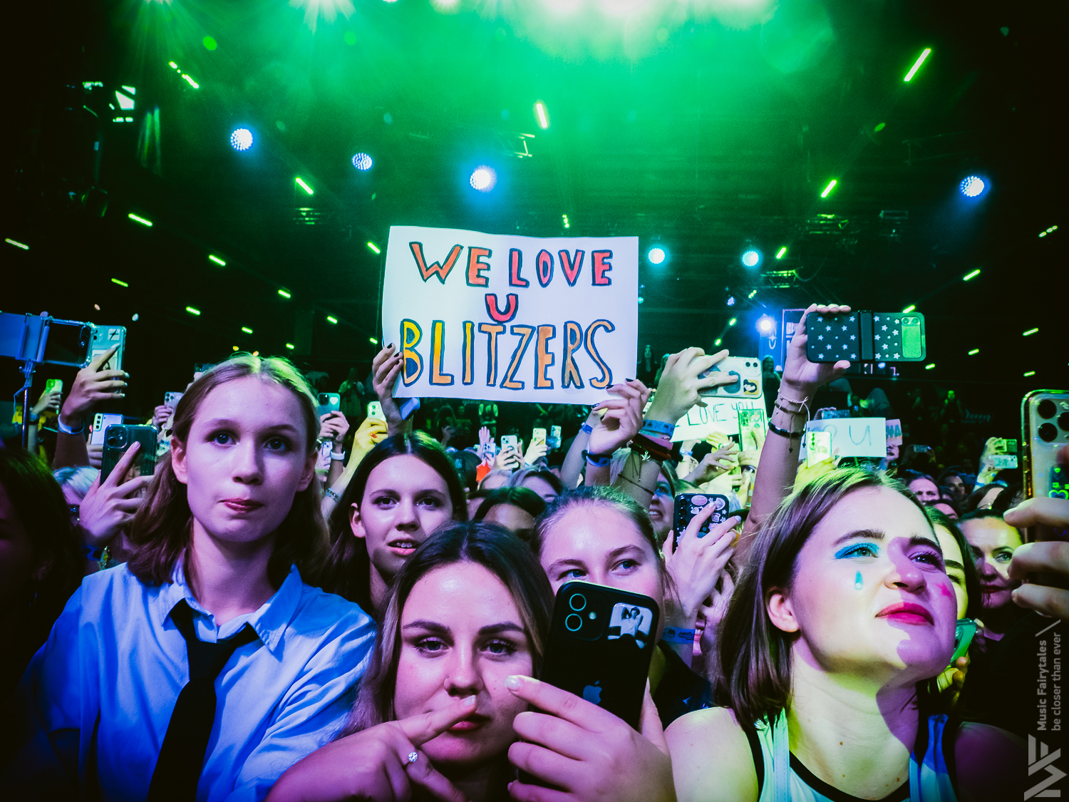 Фото © KM.RU, Наталья Ступникова Поклонницы группы BLITZERS на Фандом Фесте