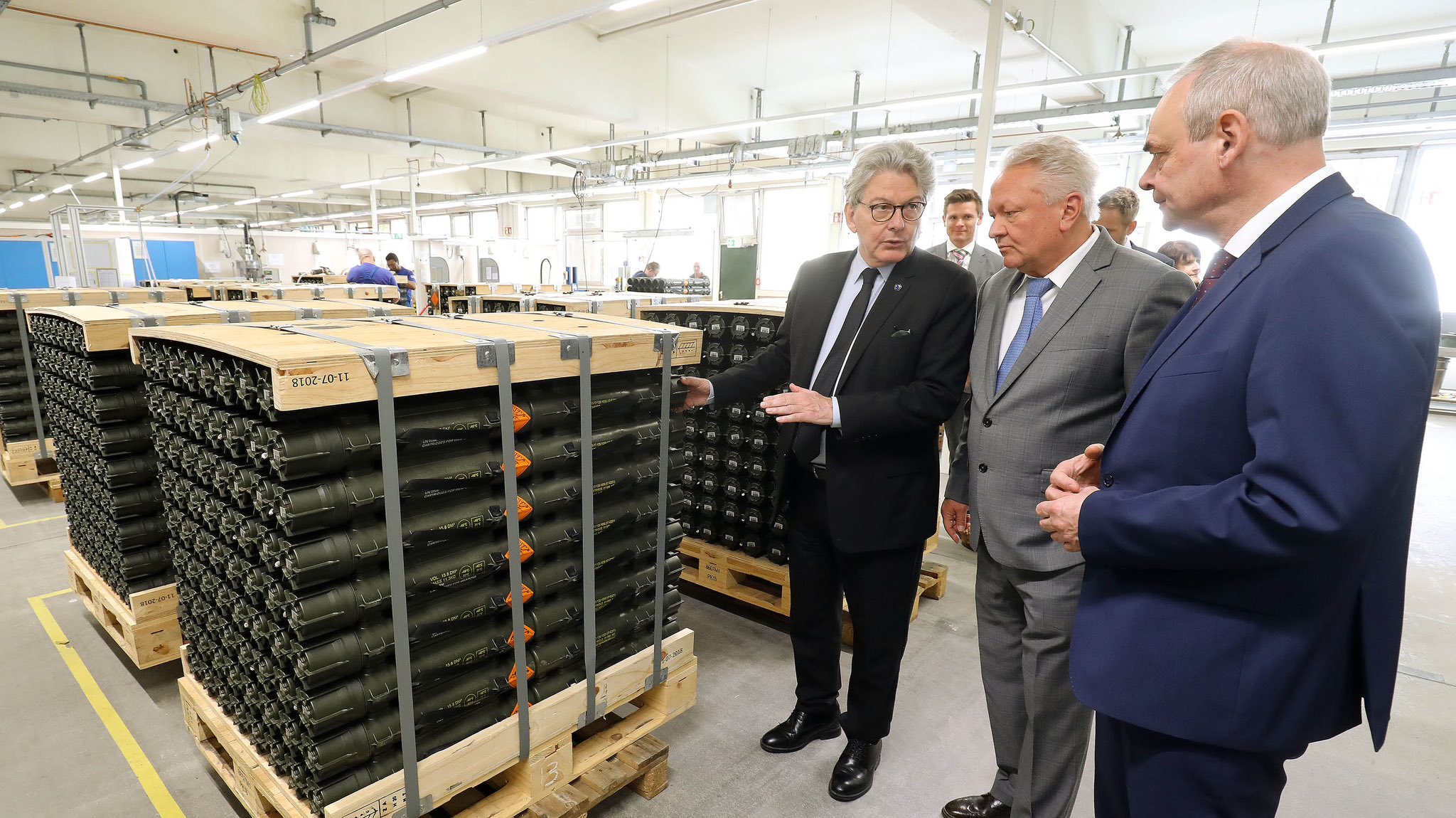 Фото © Rheinmetall Генеральный директор Rheinmetall Армин Паппергер показывает боеприпасы