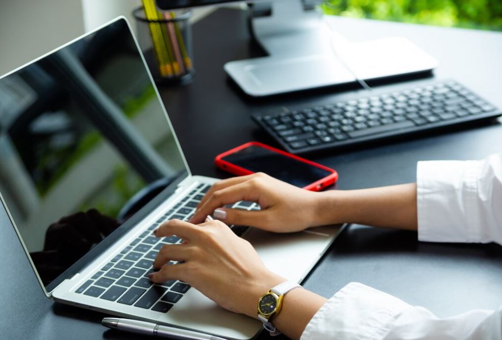 Фото: <a href="https://www.freepik.com/free-photo/female-hand-typing-keyboard-laptop_5432778.htm#query=%D0%BA%D0%BE%D0%BC%D0%BF%D1%8C%D1%8E%D1%82%D0%B5%D1%80&position=14&from_view=search&track=ais&uuid=6cabc46f-c798-4cc9-8428-d14bf6e4716a">jcomp</a> / Freepik