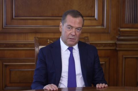 Медведев призвал учитывать риски злонамеренного заноса растений в Россию