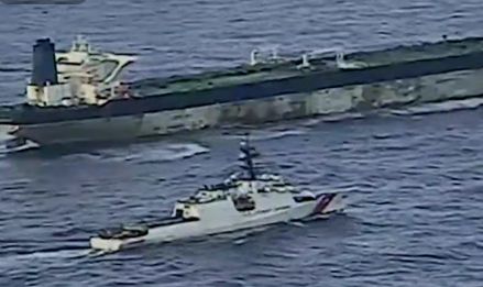 Захваченный США танкер сменил флаг на российский во время преследования Захваченный США танкер сменил флаг на российский во время преследования