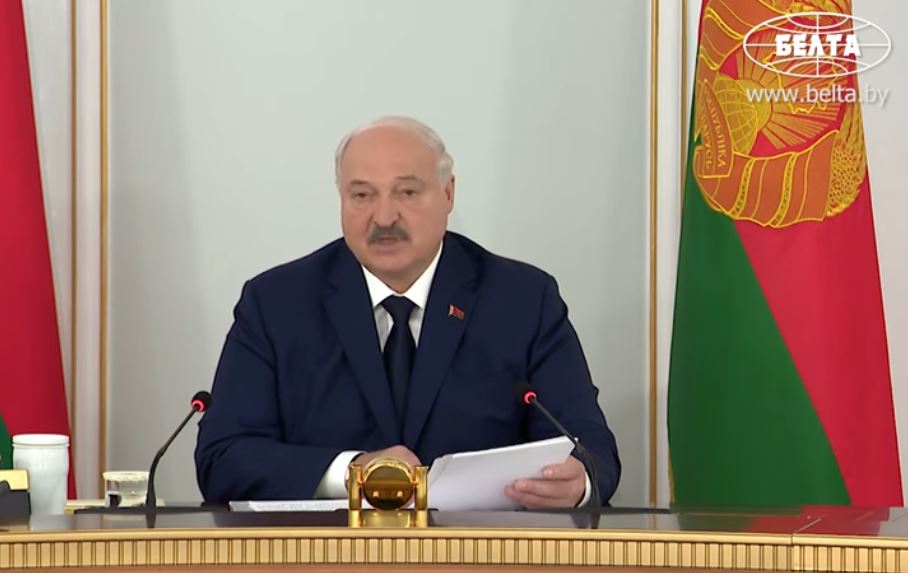 Лукашенко поблагодарил США за гумпомощь и сказал, что американцы — молодцы