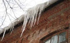 Сосульки на крыше здания Сосульки на крыше здания