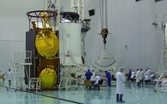 Спутники в сборочном цехе. Фото c сайта gazprom-spacesystems.ru Спутники в сборочном цехе. Фото c сайта gazprom-spacesystems.ru